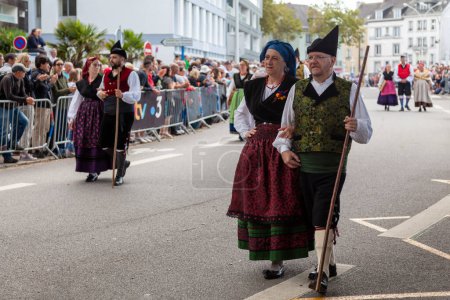 Téléchargez les photos : Lorient, France - 06 août 2023 : Membres du groupe de danse traditionnelle La Xordia en costumes asturiens lors du Festival Interceltique de Lorient. - en image libre de droit
