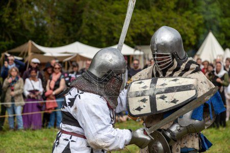 Téléchargez les photos : Locronan, France - 07 mai 2023 : Deux hommes en armure médiévale combattant lors d'une manifestation de buhurt. - en image libre de droit