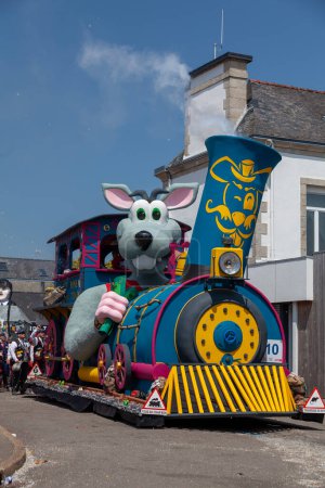 Téléchargez les photos : Scaer, France - 29 mai 2023 : Flotteur sur le thème du train du Carnaval de l'Ouest. Le carnaval a lieu tous les deux ans (années impaires) pendant le week-end de Pentecôte. - en image libre de droit