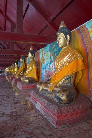 Reihe von Buddha-Statuen im Wat Phra Mahathat Woramahawihan, dem Haupttempel von Nakhon Si Thammarat, einer Stadt im Süden Thailands.
