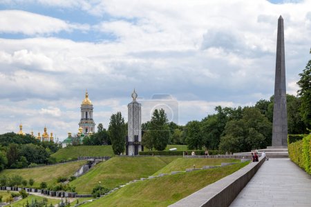Téléchargez les photos : Kiev, Ukraine - 04 juillet 2018 : Le parc de la Gloire éternelle est un parc public de la capitale, situé entre la rue Lavrska et la descente du Dniepr.. - en image libre de droit