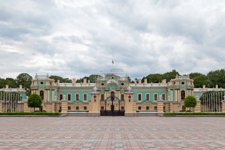 Téléchargez les photos : Kiev, Ukraine - 03 juillet 2018 : Le Palais Mariyinsky est la résidence cérémonielle officielle du Président ukrainien à Kiev et jouxte le bâtiment néo-classique de la Verkhovna Rada (parlement) d'Ukraine. - en image libre de droit