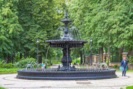 Téléchargez les photos : Kiev, Ukraine - 03 juillet 2018 : Fontaine dans le parc Mariyinsky, un parc situé dans le quartier de Pechersk en face du Conseil suprême d'Ukraine (Place de la Constitution). - en image libre de droit