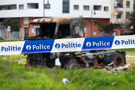 Téléchargez les photos : Bruxelles, Belgique - 23 juin 2017 : Camion brûlé par un pyromane avec une cassette de police avec écrit en français "Police" et néerlandais "Politie". - en image libre de droit