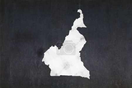 Pizarra con el mapa de Camerún dibujado en el medio.