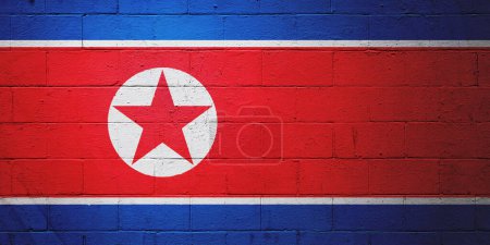 Flagge Nordkoreas an eine Wand aus Schlackenblöcken gemalt.
