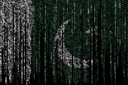 Flagge Pakistans auf einem Computer Binärcodes fallen von der Spitze und verblassen.
