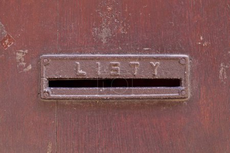 Mail slot with "Listy" written on it.
