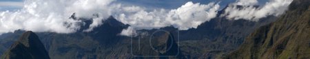 Vue panoramique du cirque Mafate à La Réunion.
