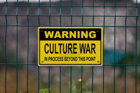 Señal de advertencia en una valla que indica en "Advertencia, Guerra cultural en proceso más allá de este punto"