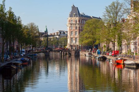 Téléchargez les photos : Amsterdam, Pays-Bas - 27 août 2017 : Aluminiumbrug (Brug 222) sur le canal appelé Kloveniersburgwal. - en image libre de droit