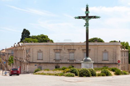 Téléchargez les photos : Montpellier, France - 09 juin 2018 : Croix du Peyrou face à la Caisse d'Epargne à quelques mètres de la Promenade du Peyrou. - en image libre de droit