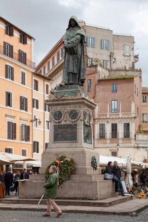Foto de Roma, Italia - 18 de marzo de 2018: El monumento al filósofo Giordano Bruno creado por Ettore Ferrari en 1889, en el centro de la plaza del Campo de 'Fiori. - Imagen libre de derechos