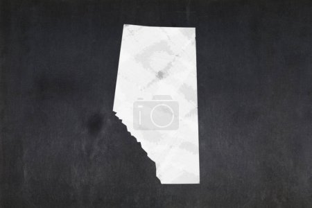 Tableau noir avec une carte de la province de l'Alberta (Canada) dessinée au milieu.