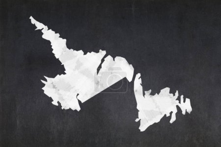 Tableau noir avec une carte de la province de Terre-Neuve-et-Labrador (Canada) dessinée au milieu.