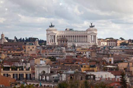 Foto de El Altare Della Patria sobre los tejados de Roma. - Imagen libre de derechos