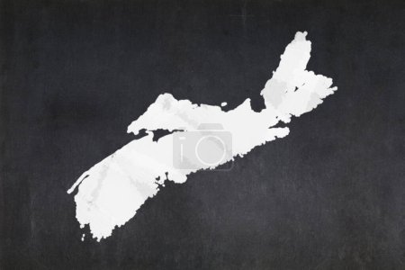 Tableau noir avec une carte de la province de la Nouvelle-Écosse (Canada) dessinée au milieu.