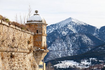 Überhängender, an der Wand angebrachter Turm an einem der Ränder der befestigten Mauern des Dorfes Mont-Louis im Departement Pyrenäen-Orientales in der Region Okzitanien. Das Dorf war ursprünglich eine Festung, die 1679 von Vauban erbaut wurde.