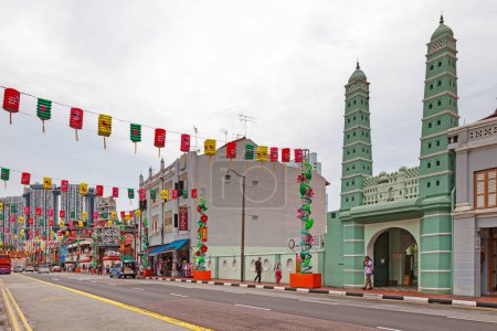 Téléchargez les photos : Chinatown, Singapour - 04 septembre 2018 : Accueil de South Bridge Rd prêt pour le festival des lanternes. Cette rue est célèbre pour accueillir à quelques mètres l'un de l'autre le Masjid Jamae (Chulia), le temple Sri Mariamman et le temple de la relique dentaire Bouddha. - en image libre de droit
