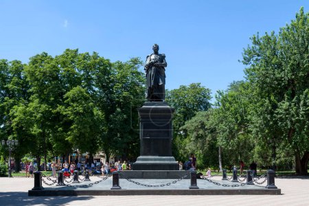 Téléchargez les photos : Odessa, Ukraine - 01 juillet 2018 : La statue de Graf Vorontsov est un monument sculptural érigé en 1863 sur la place Sobor à Odessa en l'honneur de Mikhaïl Semionovitch Vorontsov, maréchal, gouverneur général de la région de Novorossiya et plénipote - en image libre de droit