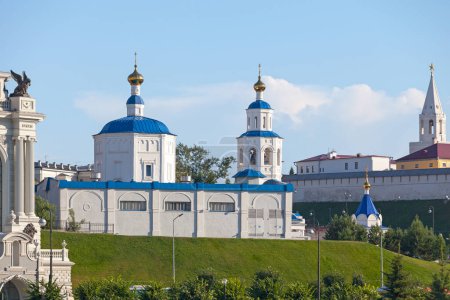 Eglise du Saint Grand Martyr Paraskeva Pyatnitsa est une église orthodoxe située dans la ville de Kazan, à proximité immédiate du Kremlim Kazan.