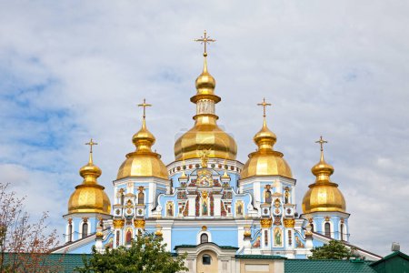 Das St. Michael-Kloster mit goldener Kuppel ist ein funktionierendes Kloster am rechten Ufer des Dnjepr in Kiew.