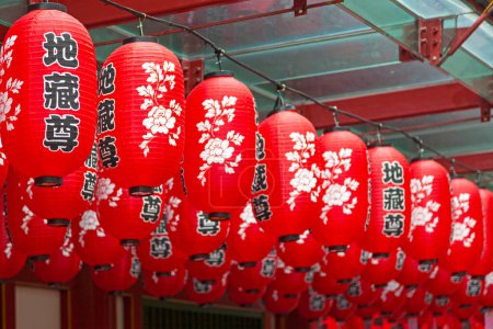 Rangées de lanterne rouge à l'extérieur du temple de la relique de Bouddha à Singapour pour célébrer le festival des lanternes.