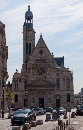 Téléchargez les photos : Paris, France - 07 juillet 2017 : Saint-Etienne-du-Mont est une église de Paris, située sur la Montagne Sainte-Geneviève dans le 5ème arrondissement, près du Panthéon. - en image libre de droit