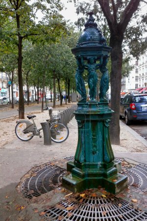 Téléchargez les photos : Paris, France - 11 octobre 2017 : Une des fontaines anciennes de Wallace (dessinées par Charles-Auguste Lebourg en 1872) avec une sculpture de groupe de femmes près de la place de Clichy. Ces fontaines sont reconnues comme l'un des symboles de Paris. - en image libre de droit