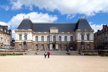 Téléchargez les photos : Rennes, France - 30 juillet 2017 : Le Parlement de Bretagne est un bâtiment d'architecture classique construit au XVIIe siècle, situé à Rennes, Ille-et-Vilaine, et fut le siège du Parlement de Bretagne.. - en image libre de droit