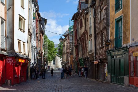Téléchargez les photos : Rennes, France - 30 juillet 2017 : Rue Saint-Michel, connue localement sous le nom de Rue de la Soif, est la rue la plus célèbre de Rennes parce que les étudiants s'y saoulent à la tombée de la nuit. - en image libre de droit