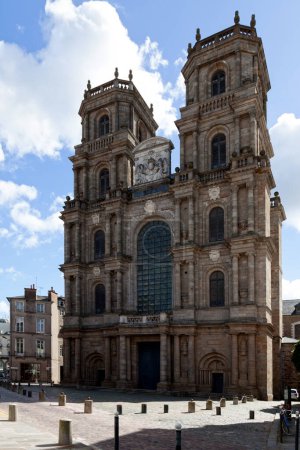 Téléchargez les photos : Rennes, France - 30 juillet 2017 : La cathédrale Saint-Pierre de Rennes est une église catholique romaine située dans la ville de Rennes, en France. C'est un monument historique depuis 1906. - en image libre de droit