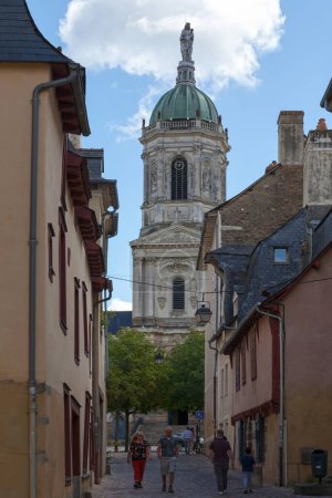 Téléchargez les photos : Rennes, France - 30 juillet 2017 : Notre-Dame-en-Saint-Melaine est une église abbatiale française située à Rennes, département d'Ille-et-Vilaine - dans le prolongement de la rue Saint-Melaine dans la partie nord-est du centre de la ville médiévale. - en image libre de droit