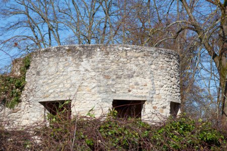 Wachturm der befestigten Mauer des Chateau de la Motte (deutsch: Schloß der Klumpen) in Luzarches, Val d 'Oise. Es ist eine Konstruktion zur Verteidigung eines Landes im frühen Mittelalter.