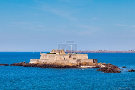 El Fort National es una gran fortaleza de granito del siglo XVII, situada en un afloramiento solo accesible con marea baja en Saint-Malo, Bretaña..