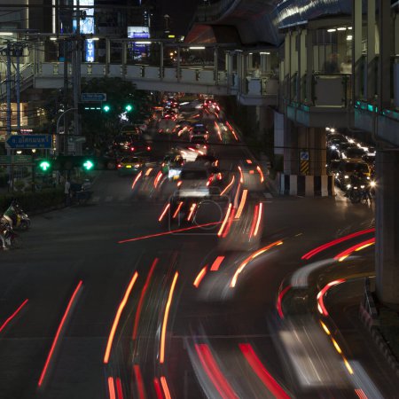 Téléchargez les photos : Bangkok, Thaïlande - 17 septembre 2013 : Intersection de Sukhumvit Rd et Asoke Montri Rd la nuit. - en image libre de droit