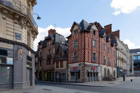 Téléchargez les photos : Rennes, France - 30 juillet 2017 : Bâtiments à colombages à l'angle de la rue d'Antrain et de la place Saint-Anne. - en image libre de droit