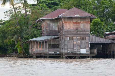 Casa de madera en el khlong (canal) en Bangkok, Tailandia.