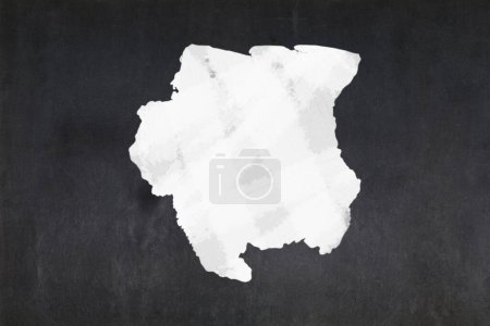 Pizarra con el mapa de Surinam dibujado en el medio.