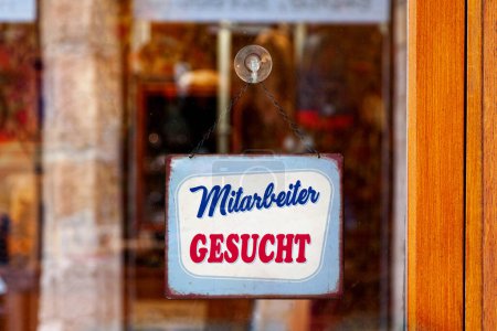 Gros plan sur une pancarte en allemand "Mitarbeiter gesucht", signifiant en anglais "Staff Wanted"".