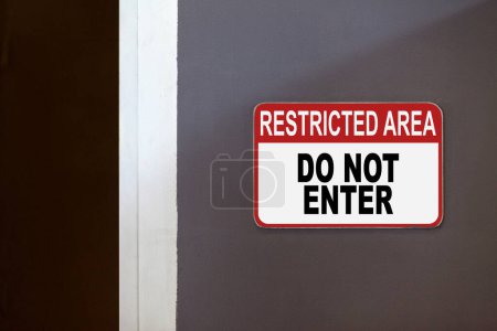 Téléchargez les photos : Panneau rouge et blanc sur le côté d'une porte ouverte indiquant : Zone réglementée, Ne pas entrer. - en image libre de droit