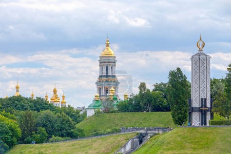 Téléchargez les photos : Kiev, Ukraine - 04 juillet 2018 : Le parc de la Gloire éternelle est un parc public de la capitale, situé entre la rue Lavrska et la descente du Dniepr. - en image libre de droit