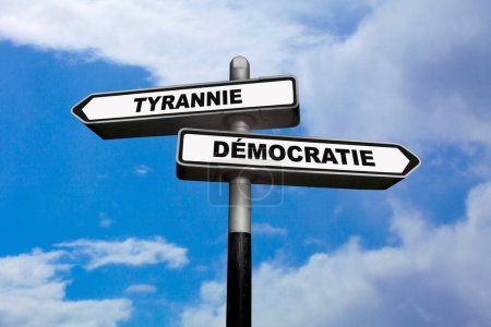 Zwei Hinweisschilder, eines nach links und das andere nach rechts, in denen auf Französisch geschrieben steht: Tyrannie / Democratie, was auf Englisch bedeutet: Tyrannei / Demokratie.