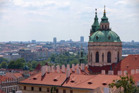 Foto de Vista aérea de la Iglesia de San Nicolás es una iglesia barroca en la Ciudad Menor de Praga. - Imagen libre de derechos