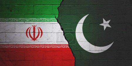 Mur de briques fissurées peint avec un drapeau iranien à gauche et un drapeau pakistanais à droite.