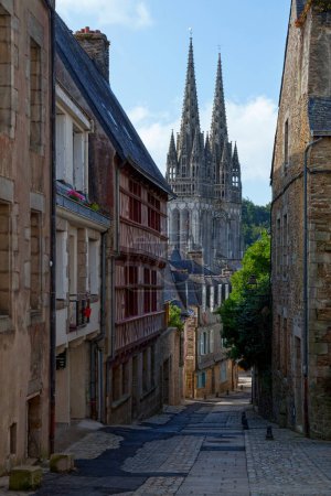 Téléchargez les photos : Rue médiévale étroite menant à la cathédrale Saint Corentin de Quimper. - en image libre de droit