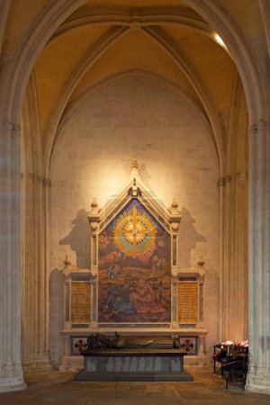 Téléchargez les photos : Tombeau de Monseigneur Duparc dans la cathédrale Saint-Corentin à Quimper, France. - en image libre de droit