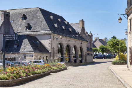 Foto de Guerlesquin, Francia - 06 de septiembre de 2021: El mercado es un edificio de granito construido en 1882 que acogió, además del mercado semanal, muchas ferias anuales.. - Imagen libre de derechos