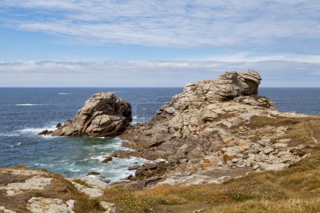 Foto de Coastline of Landunvez with the rocks of the pointe de Landunvez. - Imagen libre de derechos