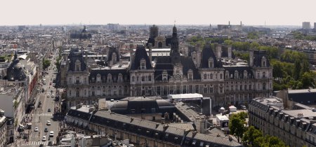 Foto de París, Francia - 07 de julio de 2017: Vista panorámica del Hotel de Ville de París junto a Le BHV Marais por detrás, el Eglise Saint-Gervais, el Paroisse Saint-Paul Saint-Louis, la Gare de Lyon y el Ministerio de Economía y Finanzas. - Imagen libre de derechos